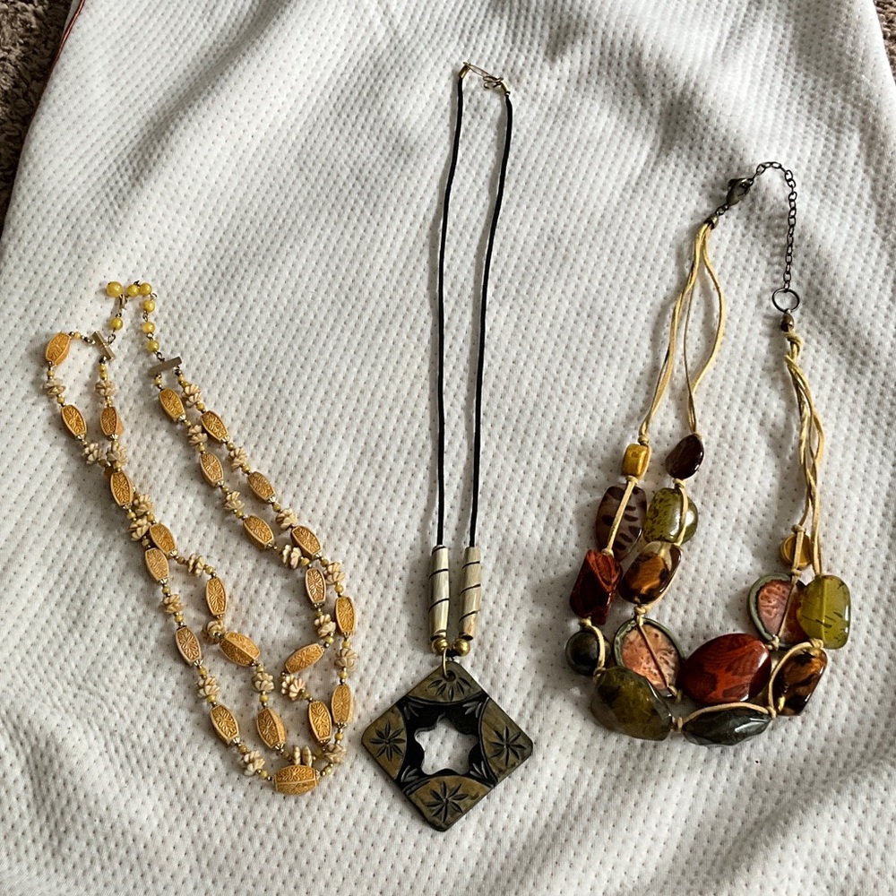 Elegant Gold and Multicolor acrylic Necklace Set